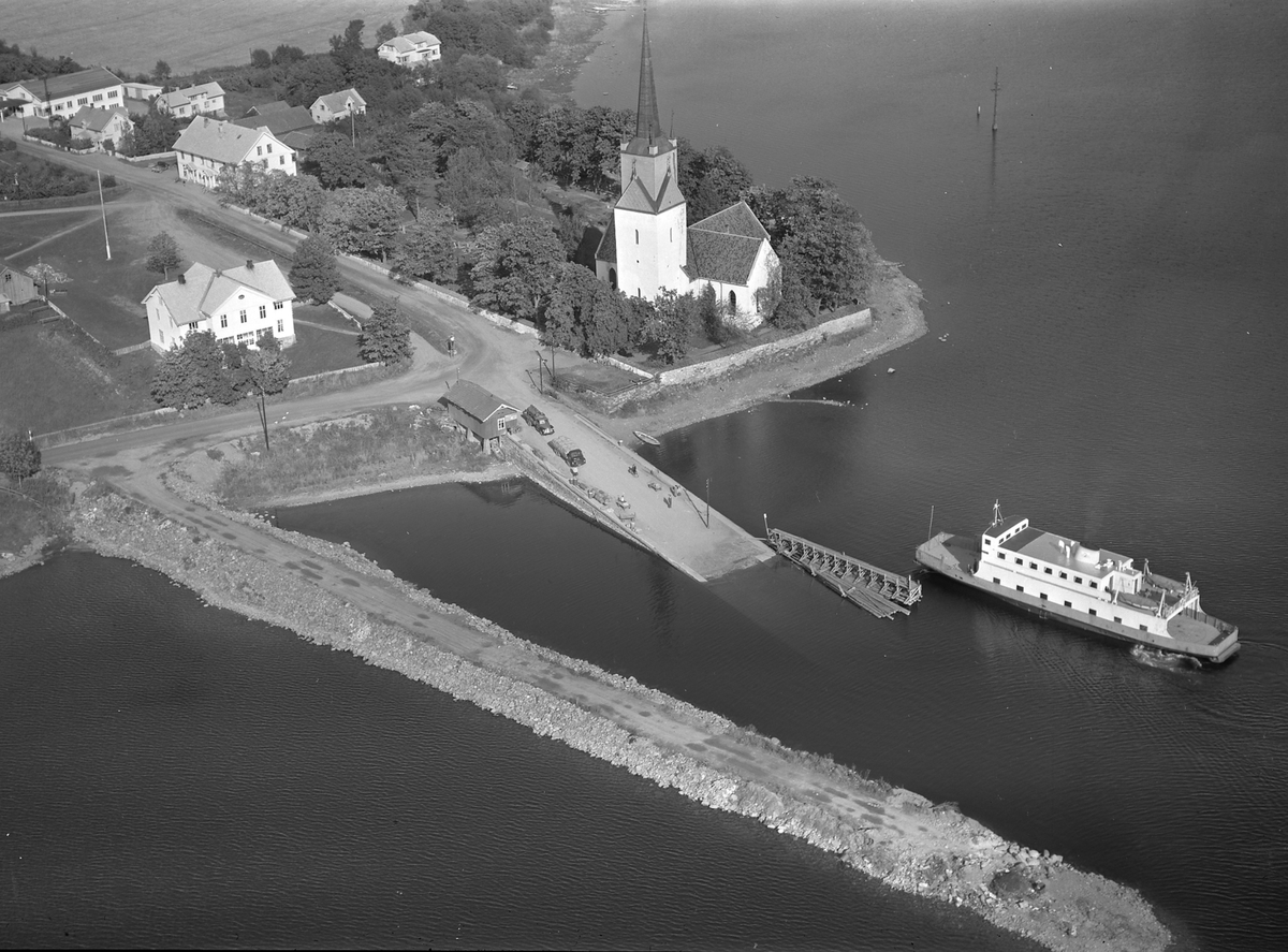 Flyfoto, Tingnes, Nes kirke, Hamar-Kapp fergen legger til brygga, brubygging, Nes, Hedmark.