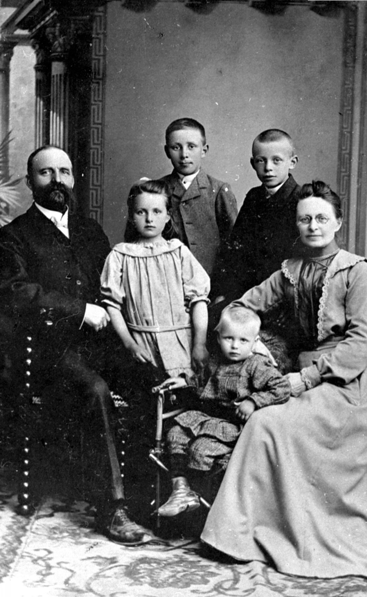 Familien til kaptein Thorsen, i midten bak er Torbjørn Thorsen, Ringsaker.