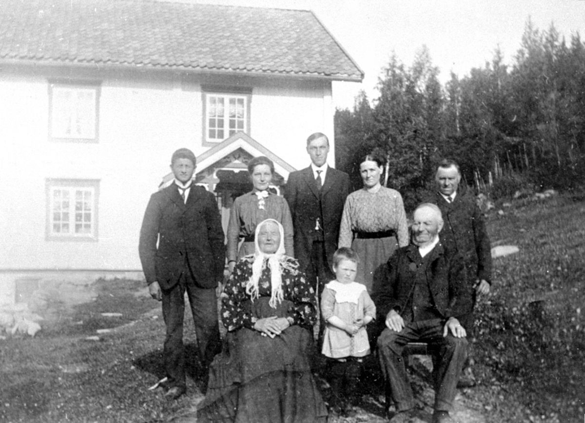 Familie gruppe 8. Syljuåsen Øvre, gnr 390, bnr 2. Mannen i midten bakerst, er Thorleif Karlsen, tømmermester. Brøttum. 