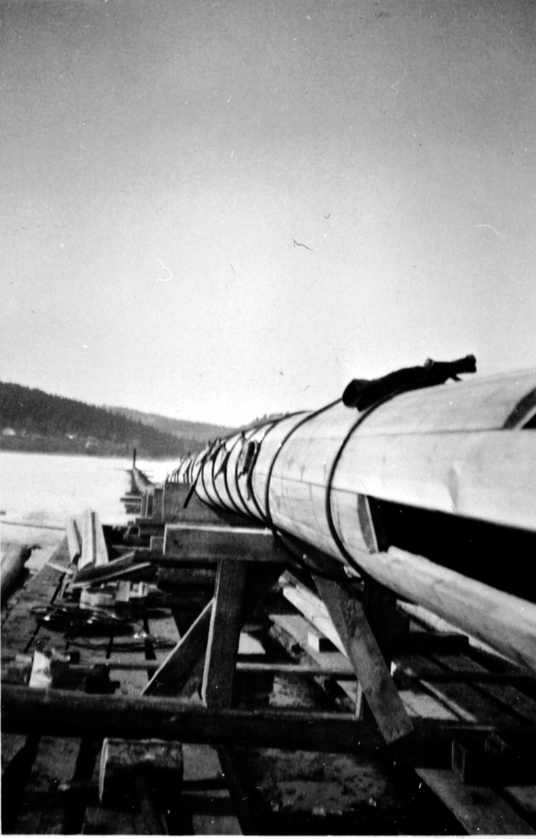 I 1942 la arbeidere hos Berger Langmoen en vannledning av tre ut i Furnesfjorden ved Strandsaga, Brumunddal.
