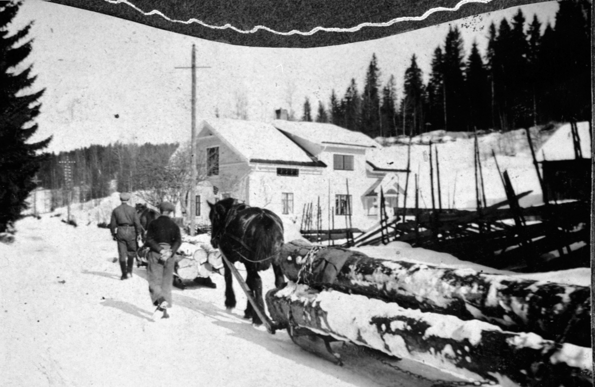Tømmerlunning. Tømmertransport med hest ved Brustuen, Brufoss, Ringsaker. Huset står idag rett overfor Brufoss fotballbane. Til Hagasaga eller Kvisla.