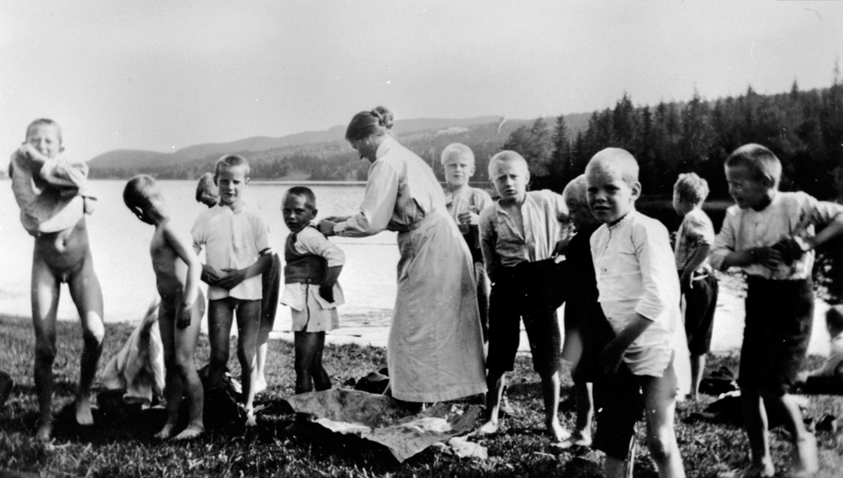 Mange gutter på Botsenden badestrand, Veldre. Hamar kommunes feriekoloni.
Hamar Sanitetsforening tok ansvar for driften ved Borgen feriekoloni i Veldre fra 1921.  Dr. Erich Erichsens far var tilsynslege på Borgen.