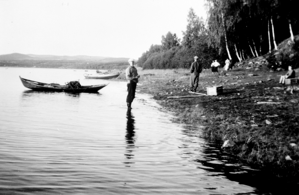 Lagsildfiske med not ved Heggenhaugenstranda, basen Johs. Haug i vannet, åfløy, robåt.