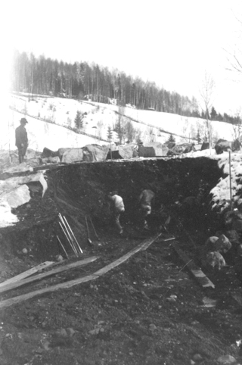 Utgraving av tilførselkanal til Moelv kraftstasjon, ble bygget for Moelv Cellulosefabrikk ca. 1907-1909. Kanalen var 1600 meter lang og kraftverket produserte ca. 800kw.