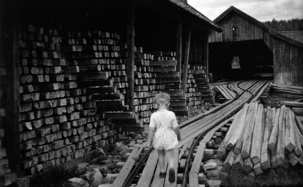 Brumund sag, sagbruk, trillebane for plank, stabler, liten gutt. 1940-45.