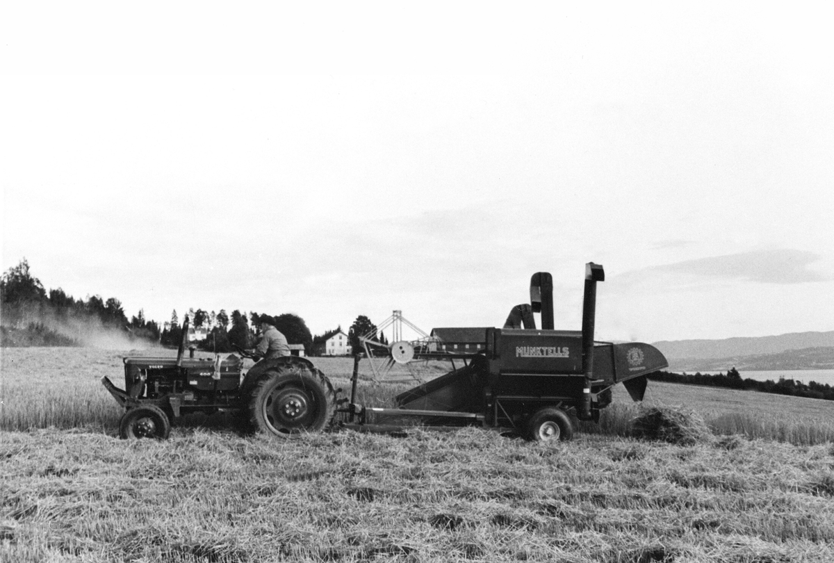 Volvo traktor med Munktells slepetresker. Den første på Sandvold, Nes, Hedmark. 17.9-1965: