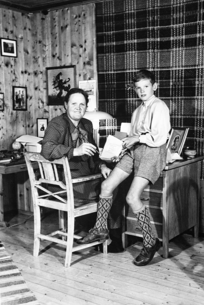 Østre Kartomten i 1950.  Bjørn og mor Brynhild Kojedahl ved skrivebordet. 