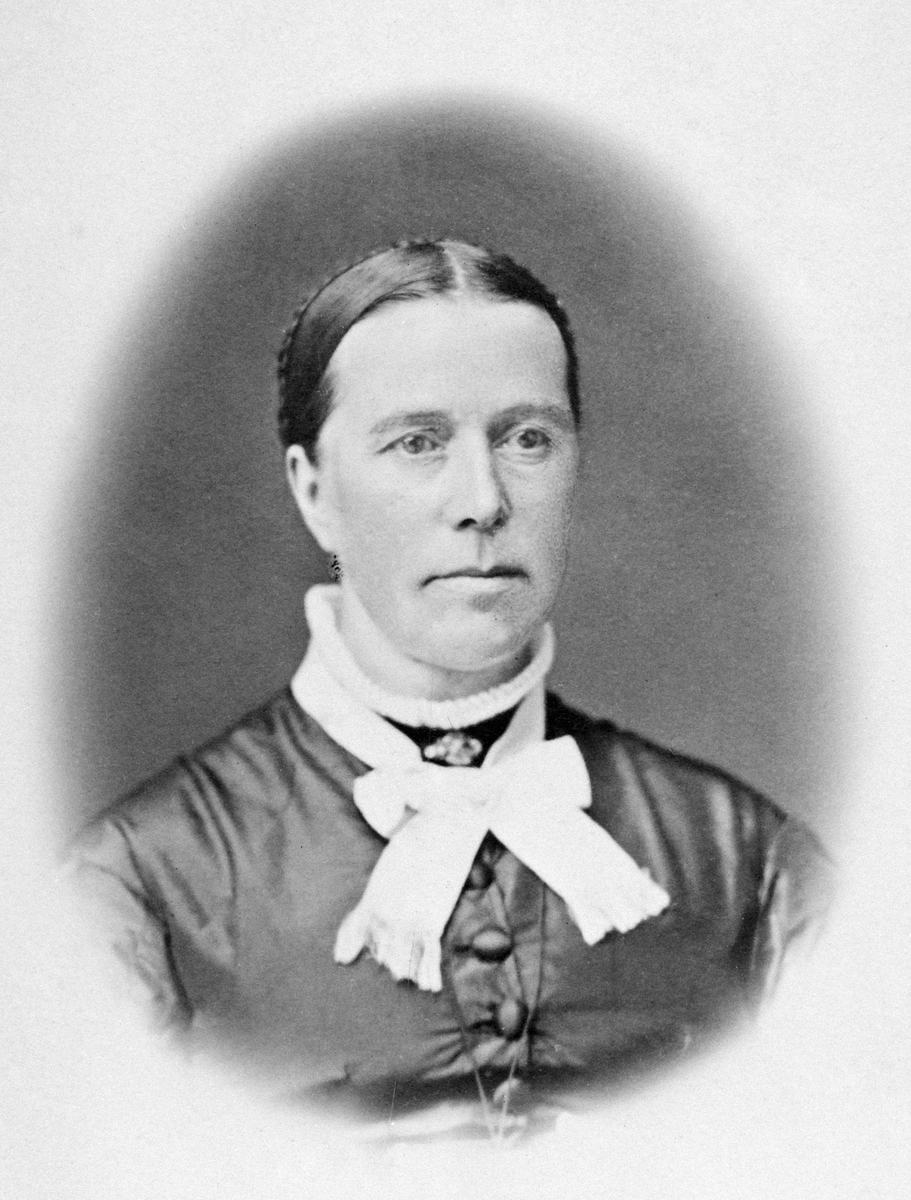 ANNE SIGSTAD, (1830-1920) FØDT RØHNE. PORTRETT. OPPSATT HÅR, FRISYRE, 1870-ÅRENE