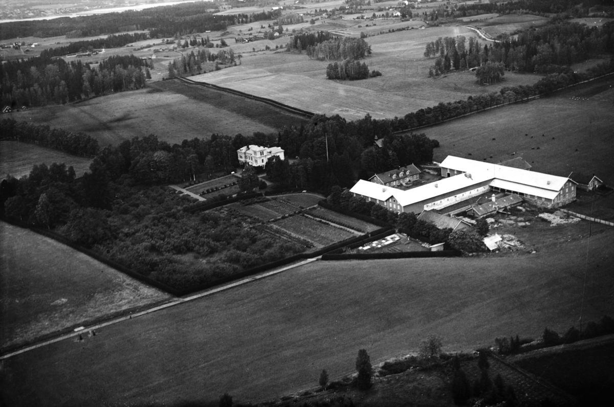 Flyfoto av Atlungstad gård i Stange. 