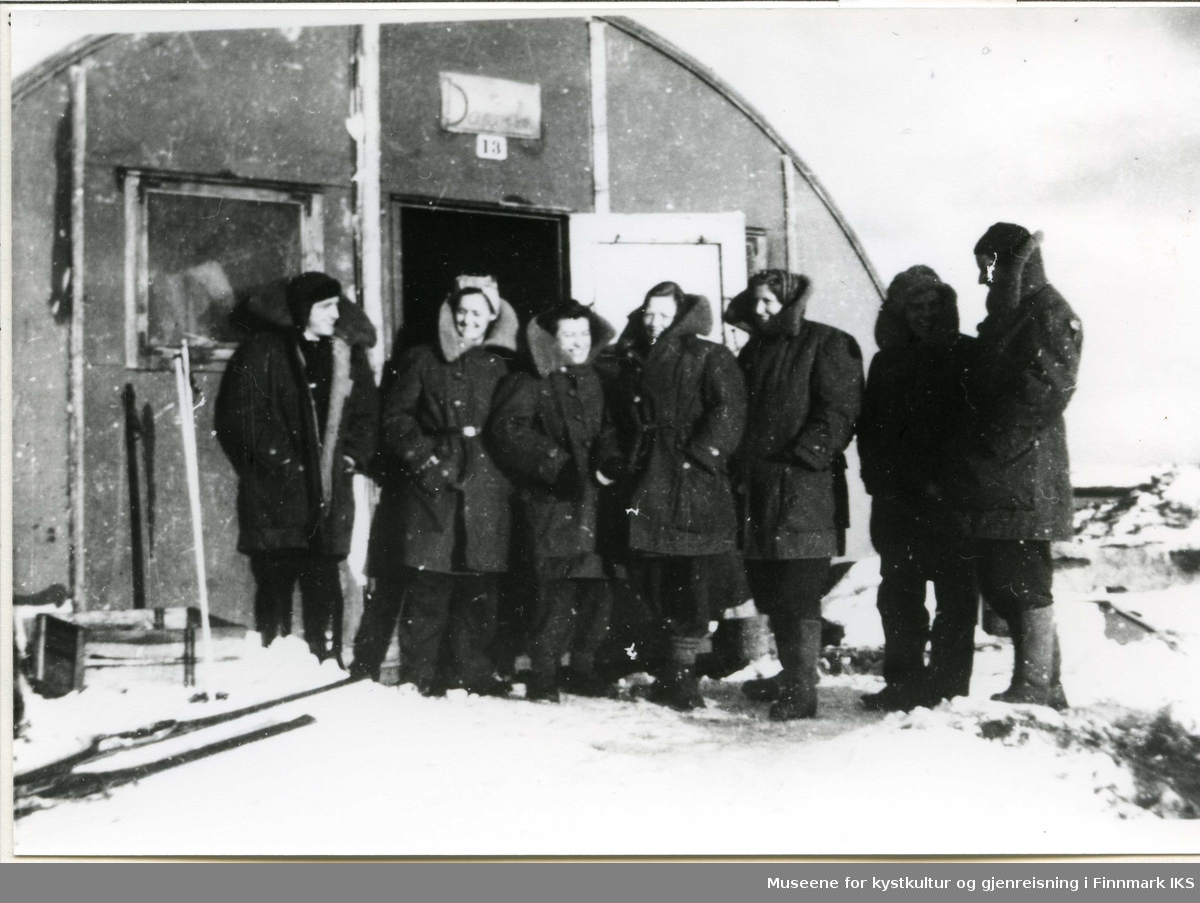 Danske hjelpearbeidere foran "Danebo", også kalt "pappesken." Gamvik 1946.