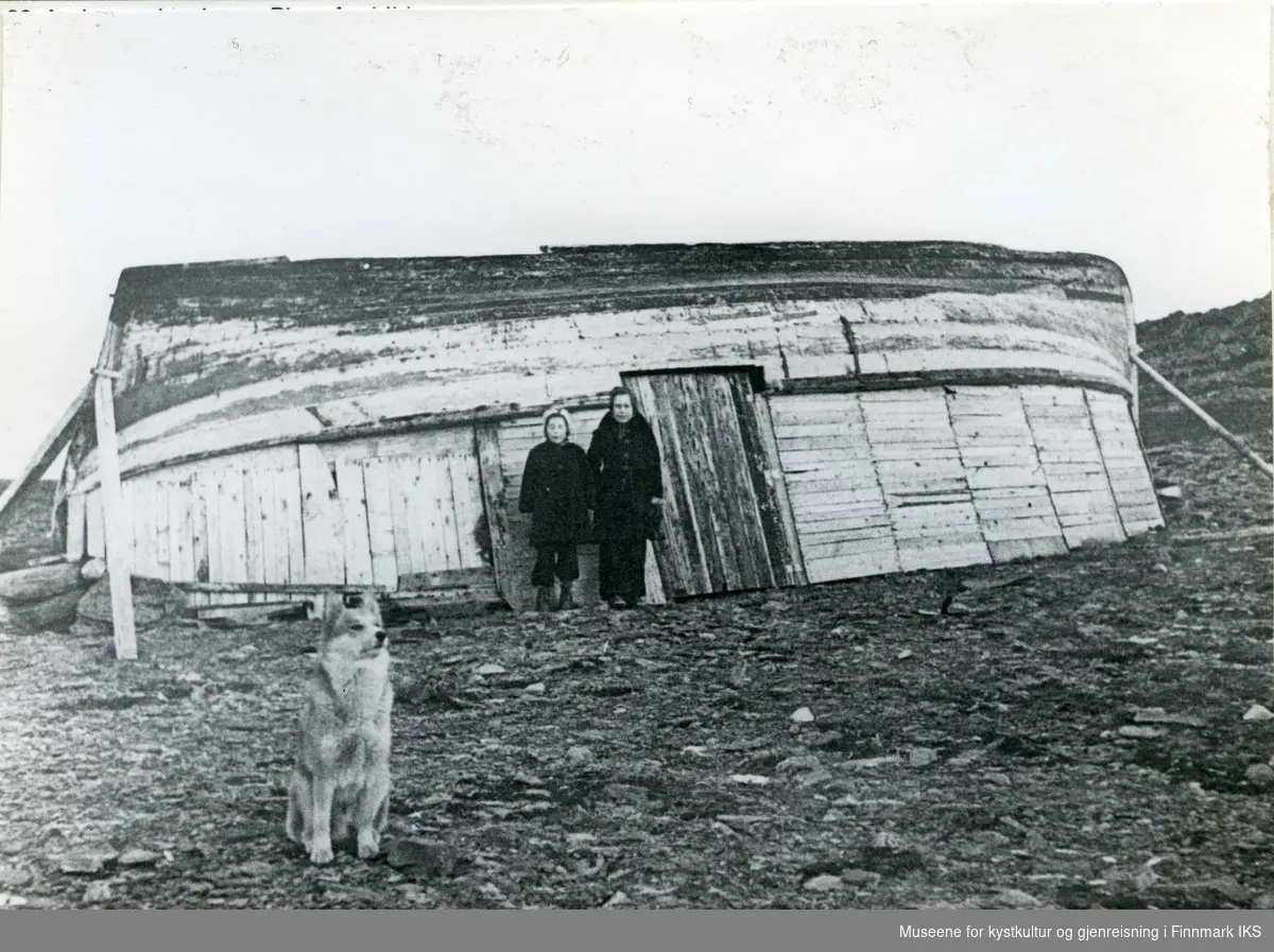 Solveig Johansen Gamvik (senere gift med Brynjulf Isaksen) og Giggi Jensen. Gamvik 1944 etter tyskernes andre brenning.