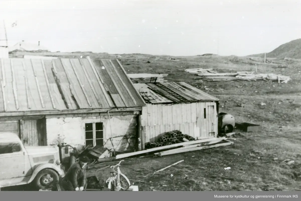 Verkstedet til Andreas Johannessen, Mehamn, 1949. Mannen på bildet er