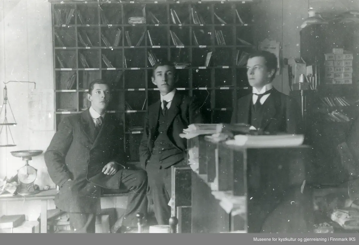 Betjentene på postkontoret til B.T. Aas.
fra v.: Halvorsen, Eriksen og Walderhaug ca.1913.