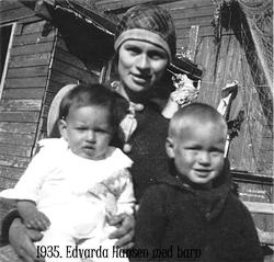 Edvarda med to av sine barn.