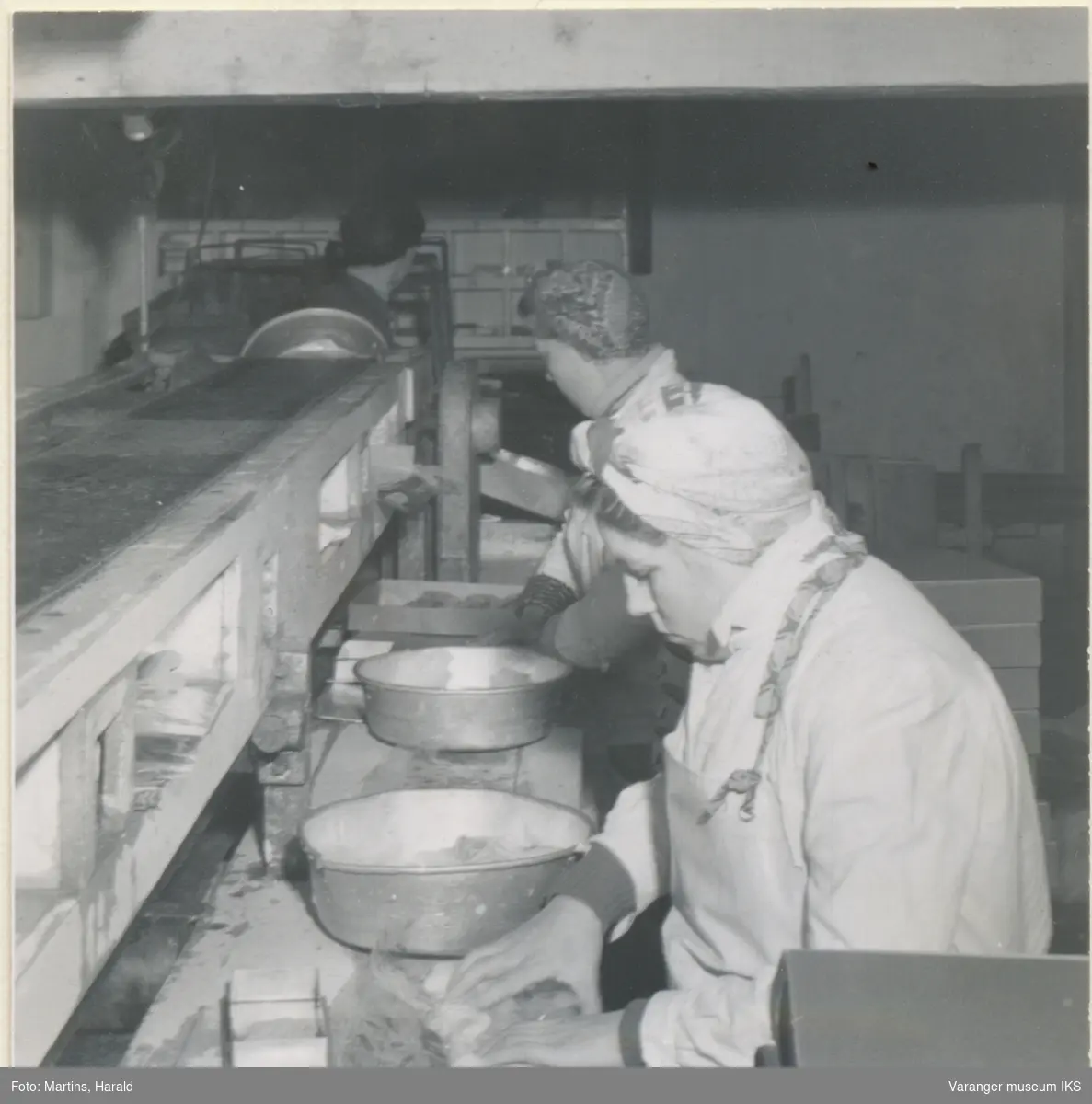 Filetene pakkes, filetfabrikken på Finotro, 25. januar 1956