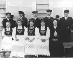 "Djønno dramatiske" fotografert framfor skulehuset