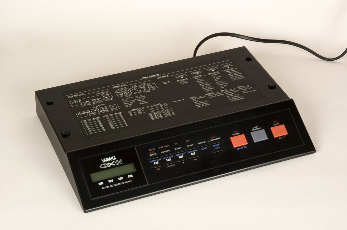 8-spors MIDI/FSK sequencer med tre opptaksmodus: realtime, punch in eller step.
