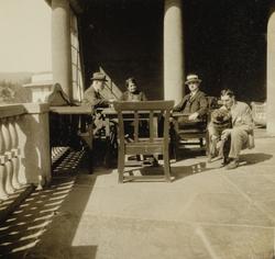 Wilhelm August Thams sammen med sin kone Eugenie og deres yn