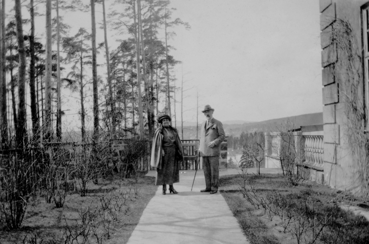 Eugenie Thams og hennes mann Wilhelm August i hagen på et rekonvalesenthjem.