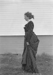 Bygdeutstilling på Leinstrand - kvinne i gammel drakt