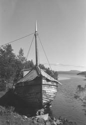 Båten Calle ligger i opplag ved Limingen, Gjersvik i Røyrvik