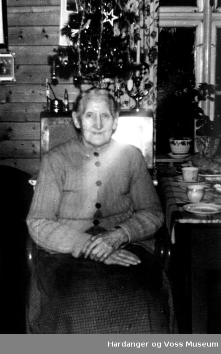 kvinne som sit i ein stol, Brita H. Opheim