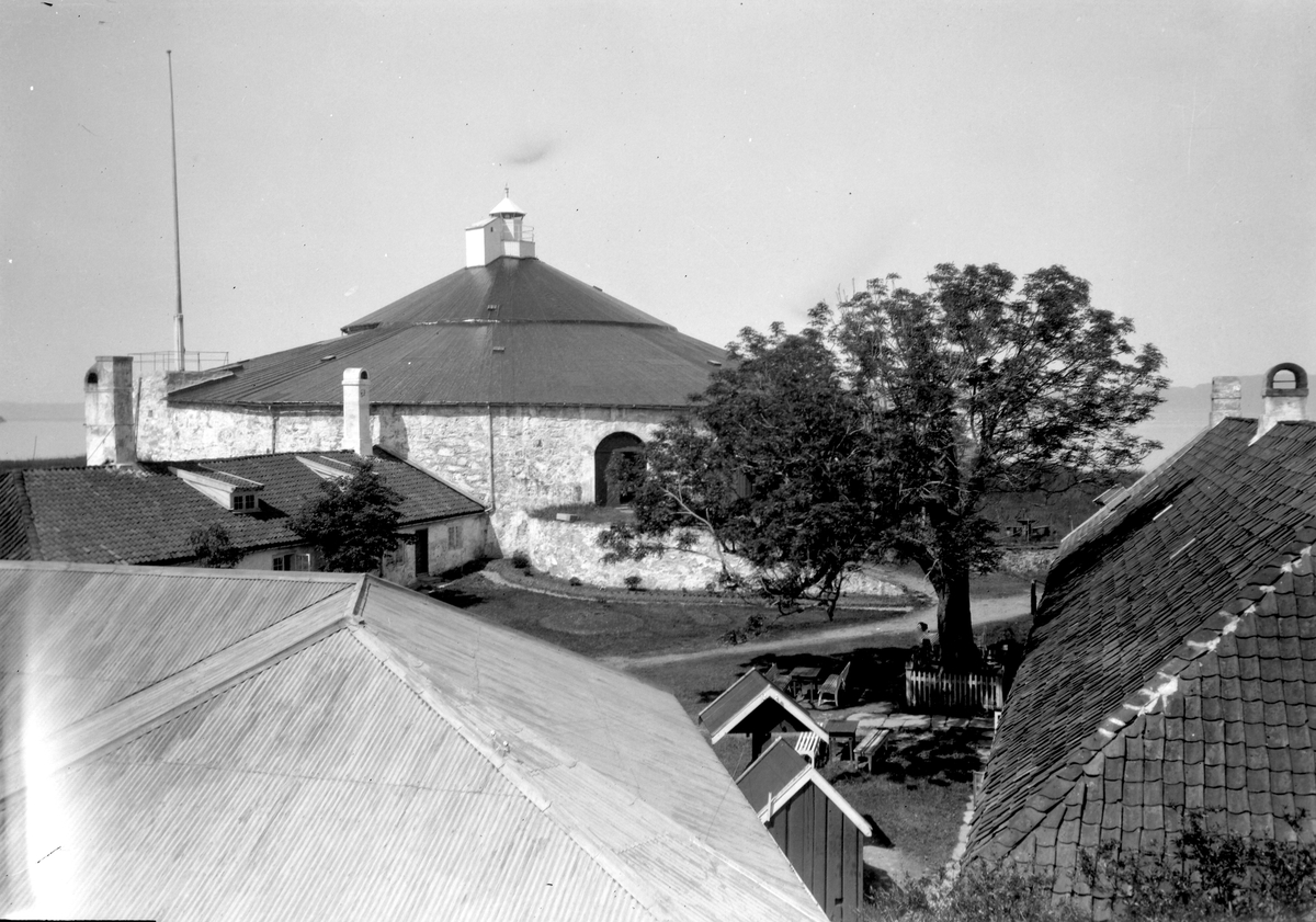 Munkholmen med Vakt- og arresthuset, Lavetthuset og Kommandantboligen.