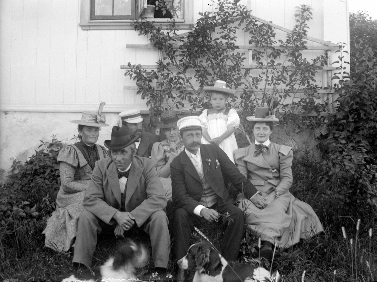 Ringsaker, Løken østre, gruppe 7 foran hovedbygning, bak fra venstre: antatt Mimi Løken og Ole Løken med skyggelue, tre i midten ukjente, til høyrre forfatter Severin Lieblein (1866-1933) og Ragnhild Søegaard som han giftet seg med i 1900