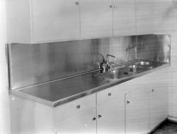 Kjøkkeninnredning fra Nils Bersvendsen Metallvarefabrikk, Tr