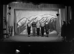 Fra revyen "Vi stemmer op" i Hjorten