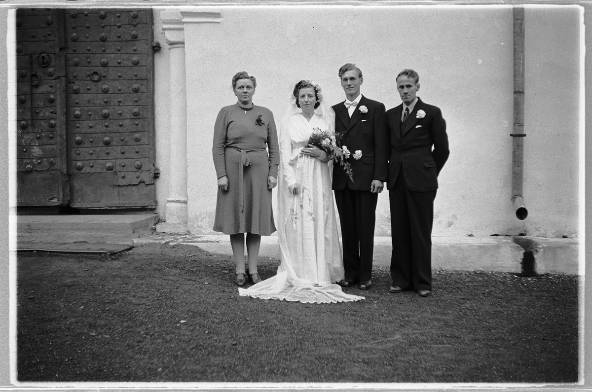 Bryllup. Brudepar med forlovere?