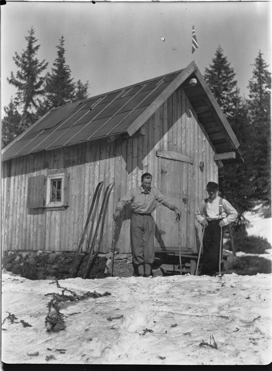 HYTTE, Solås. To menn gjør seg klar for skitur. 
Hytta til Ole M. Martinsen (Spånestad) lå på Ruskåsen vest, Løten almenning. Hytta revet 1971. Det ble bygd ny hytte av familien Fuglebrenden på samme sted på 1970-tallet (Sportskapellet).
