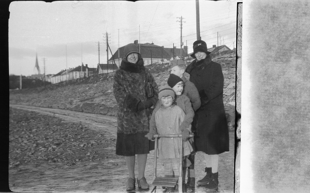 To kvinner og tre barn ved en spark i Hamar. 