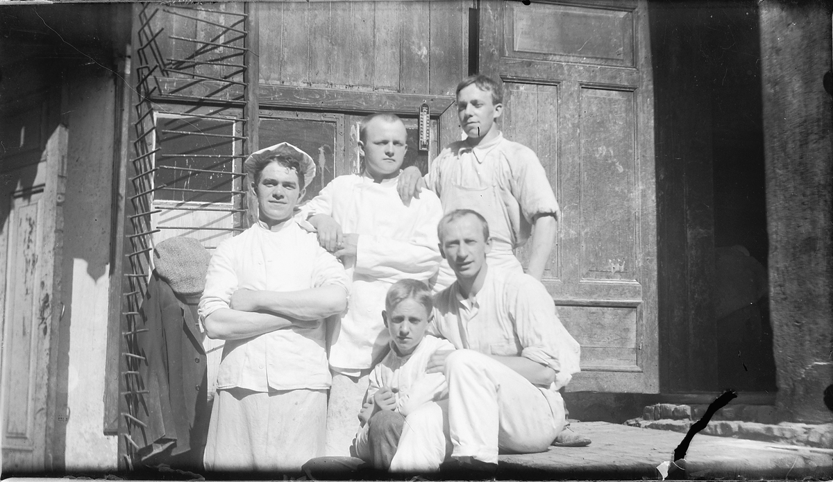 Hamar, Strandgata 15, O. Johannessens bakeri, gruppe 5 bakere i bakgården, sittende fra høyre: bakermseter Johs Johannessen, stående bak i midten: broren Petrus Johannessen.