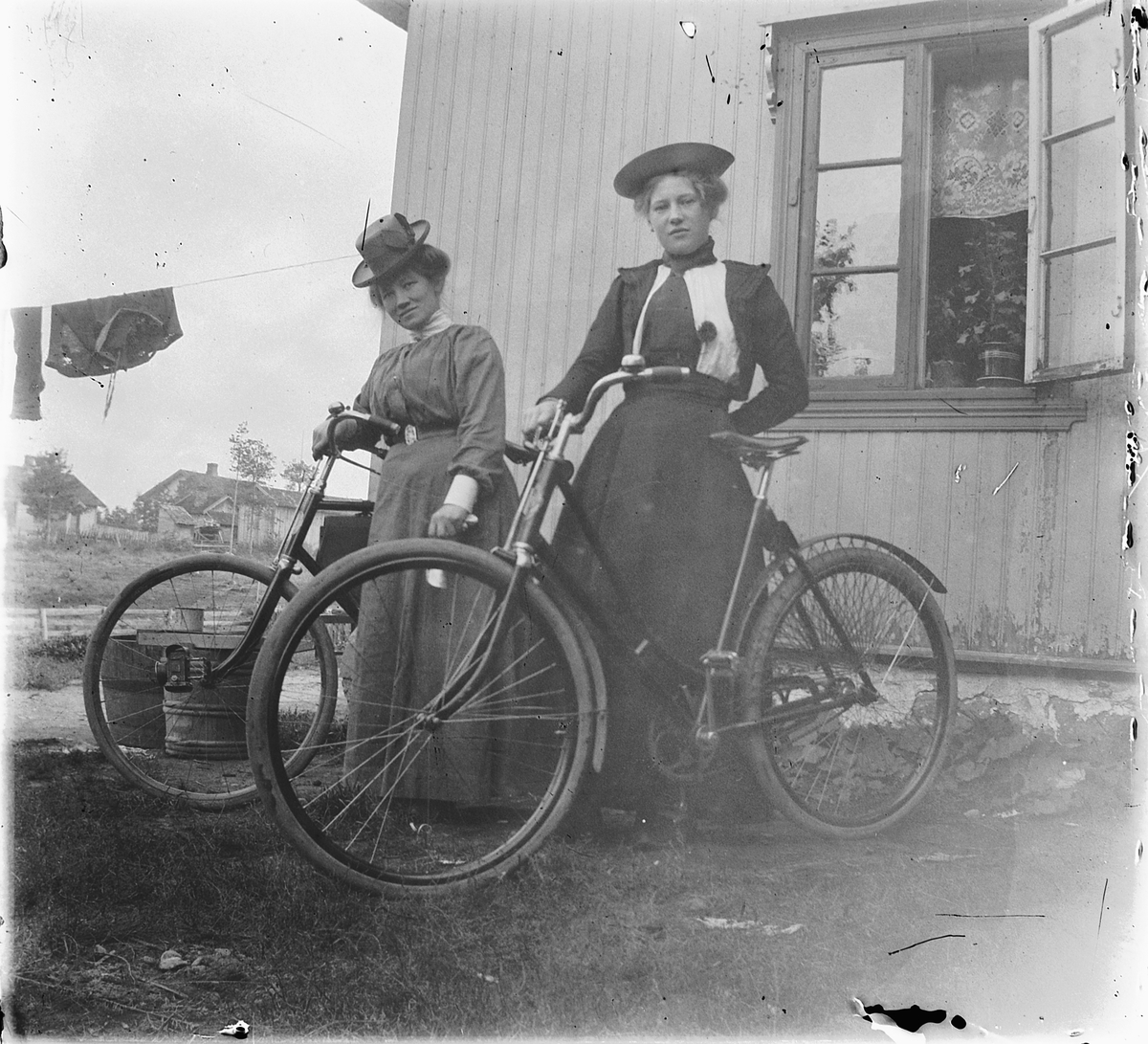 To ukjente kvinner med hver sin sykkel. 