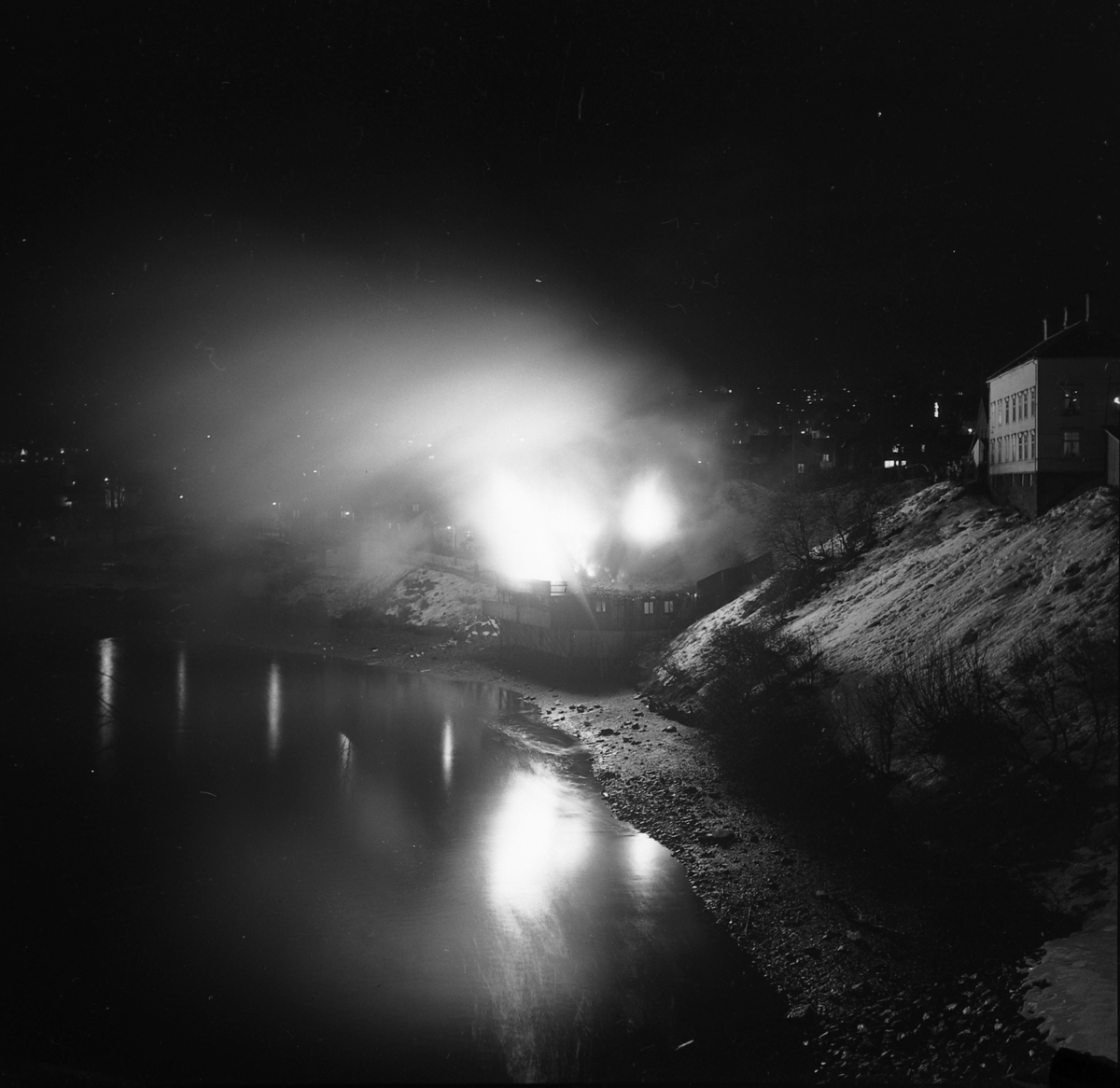 Brann i brygge nederst i Vollafallet