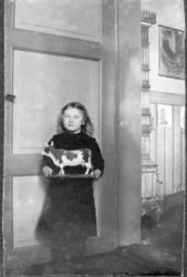 Jente i døråpning, Døveskolen i Trondheim, Interiør