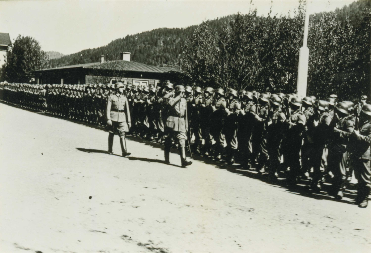 Oppstilling og inspeksjon av tyske tropper på Løkken stasjon.