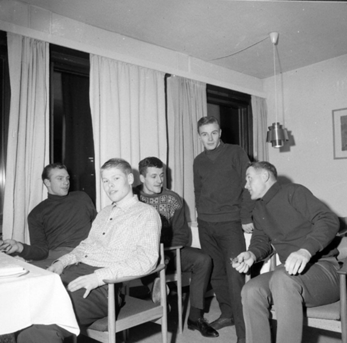 Skøyteløpere, f.v. Ivar Eriksen, Per Ivar Moe, Fred Anton Maier, Willy Guttormsen, trener Berg
