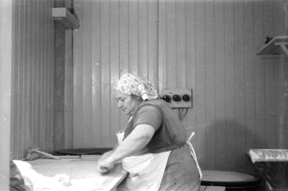 Bakstekone  som baker lefse flatbrød og lomper. Marit Nilsen F.06-06-1890 D.29-03-1965.