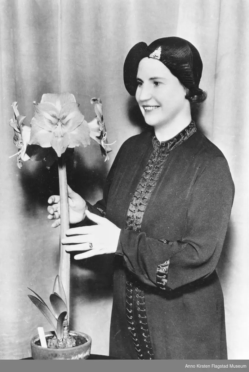 Kirsten Flagstad i USA 1935 med en amaryllis oppkalt etter henne. Kirsten Flagstad in USA 1935 with an amaryllis named after her. 