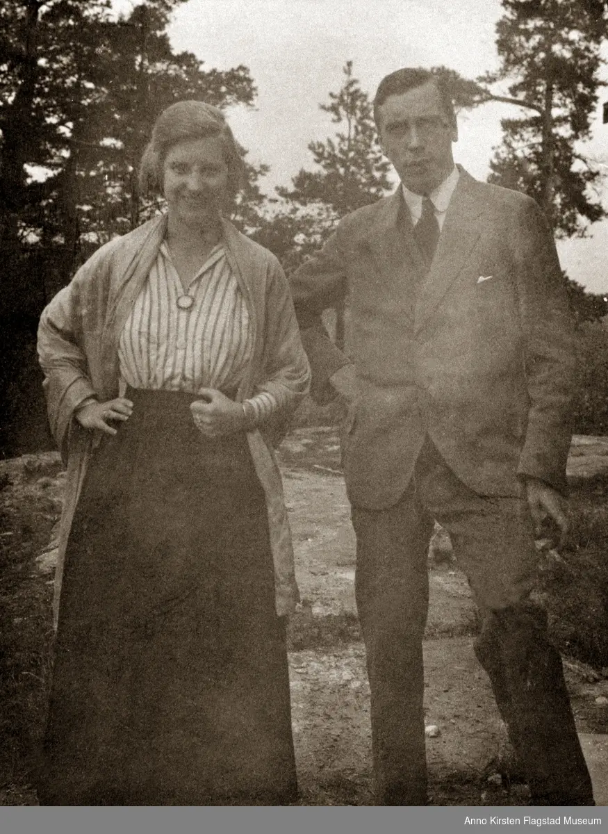 Kirsten Flagstad og hennes ektemann Sigurd Hall. Drøbak 1919. Kirsten Flagstad and her husband Sigurd Hall. Drøbak 1919. 