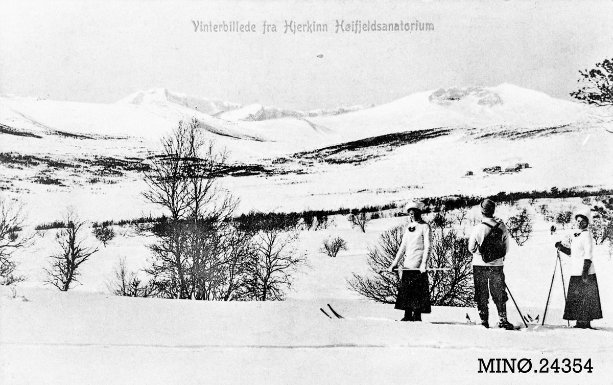 Personer på skitur. "Vinterbillede fra Hjerkinn Høifjeldsanatorium". 