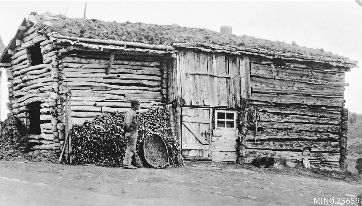 Låve med fjøs, brukt 1865-1922. Ole Johan Nyaas. Måsså til venstre. Bar ...