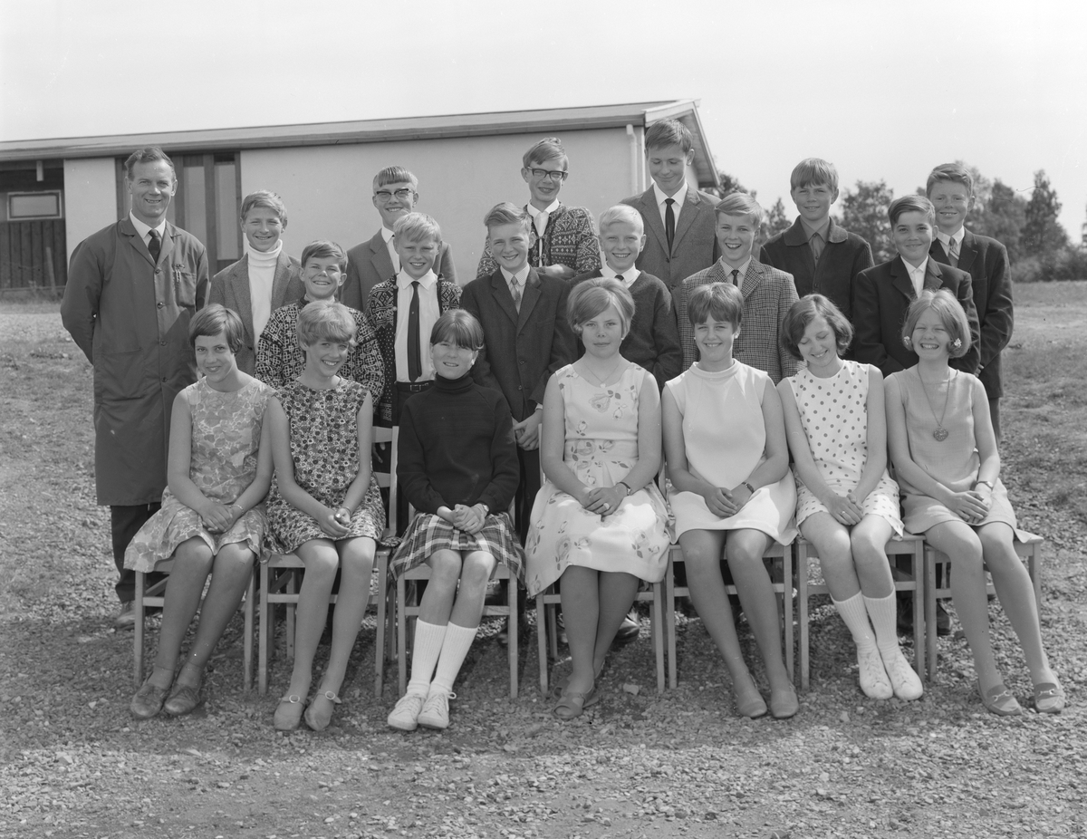 Stavsjø skole, Hedmark,  7. klasse. Gruppe elever og lærere. 1968.