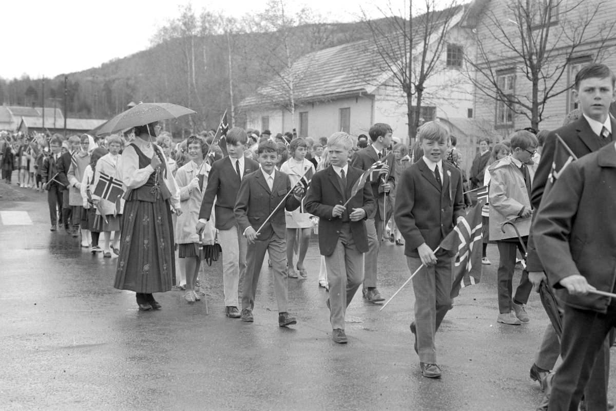 17. mai feiring i Brumunddal. Barnetoget. 1969. Elever ved Furnes Ungdomskole