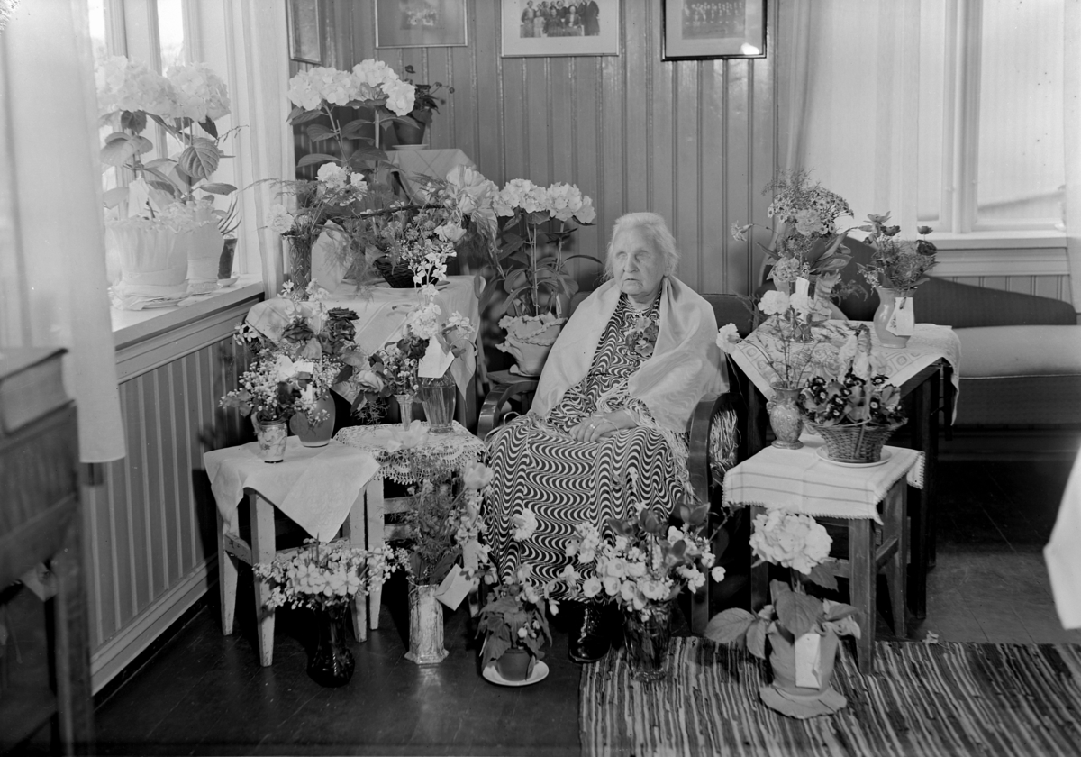 Hamar, Døves Vel, Storhamargata 74, Ragnhild Kaata fyller 70 år 30. mai 1942, (1873-1947) Ragnhild Kåta, jubilanten med blomster,