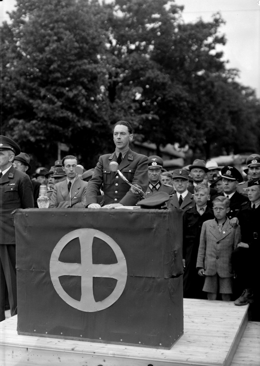 NASJONAL SAMLINGS JONSOKKSTEVNE PÅ HAMAR I 1942. Kommisarisk statsråd i Quislings regjering og propagandasjef i NS Gulbrand Lunde holder tale på Stortorget. 