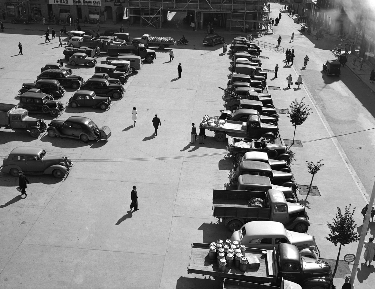 Østre torg, Hamar, parkeringsplass, personbiler, lastebiler. Foto Normann 02. 10. 1948. 