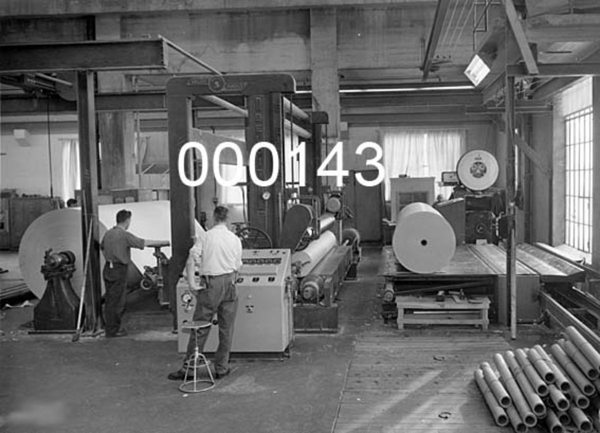 Interiør fra Skotfos Bruk i Skien.  Fotografiet er fra 1960 og viser bedriftens nye rullmaskin av fabrikatet Beloit. 